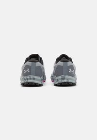 Under Armour BANDIT TRAIL 3 - Metsajooksu tossud - modern gray/titan gray/vivid magenta