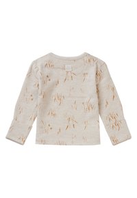 Beige langemouwen top van zacht stof, met een all-over lichtbruine grasprint en een ronde halslijn met een label op de achterkant.