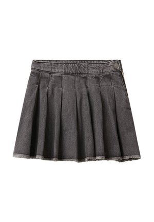 Gonna di jeans a pieghe grigio scuro con chiusura a bottone e cerniera sul lato destro e bordi sfrangiati all'orlo.