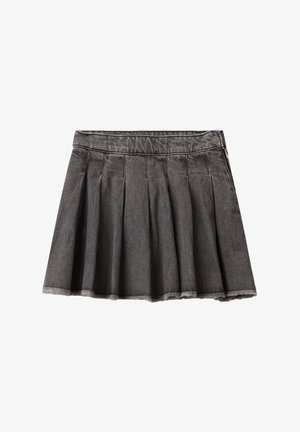 Dunkelgrauer, plissierter Jeansrock mit einem Knopf- und Reißverschluss auf der rechten Seite und ausgefransten Kanten am Saum.