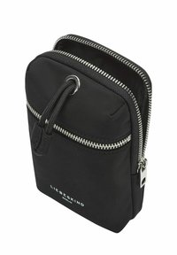 Czarna nylonowa torba na ramię z podwójnymi suwakami, skórzanymi akcentami i logo. Kompaktowy, prostokątny kształt, teksturowana powierzchnia oraz srebrne okucia.