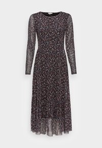 Šaty s dlouhým rukávem a tmavým květinovým vzorem, které mají kulatý výstřih, skládací sukni a poloprůhledný přehoz s vícebarevnými tečkovanými vzory.