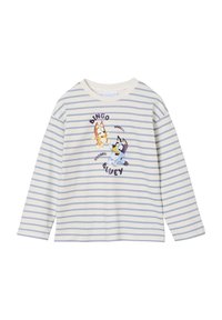 Weißes Langarmhemd mit blauen Streifen, das die Cartoonfiguren Bingo und Bluey in der Mitte sowie den Text "BINGO HOORAY!" und "BLUEY" zeigt.