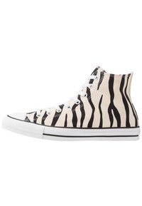Vysoké plátěné tenisky s černobílým zebrovým vzorem, s bílými očka na šněrování, gumovou špičkou a černým okrajem podešve.