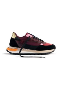 Zapatilla deportiva que combina materiales en burdeos, rosa y negro, con un upper de cuero texturizado, una suela gruesa y cordones redondos.