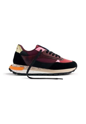 Sneaker sportivo con una combinazione di materiali bordeaux, rosa e neri, con una parte superiore in pelle texture, una suola spessa e lacci rotondi.