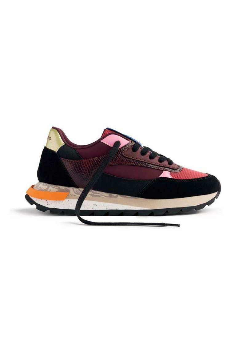 Zapatilla deportiva que combina materiales en burdeos, rosa y negro, con un upper de cuero texturizado, una suela gruesa y cordones redondos.