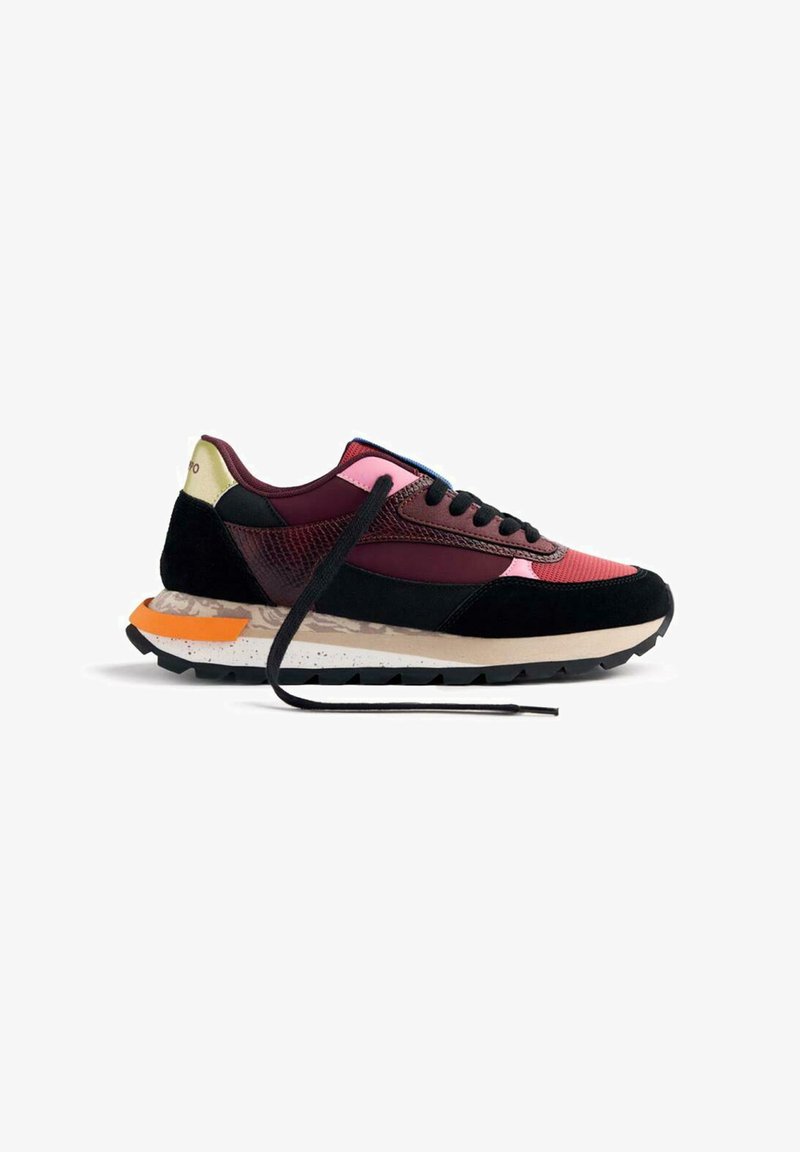 Sneaker sportivo con una combinazione di materiali bordeaux, rosa e neri, con una parte superiore in pelle texture, una suola spessa e lacci rotondi.