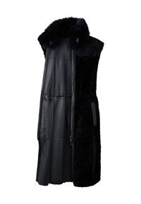 Bezrękawnik z czarnym futrem syntetycznym na zewnątrz i czarną skórzaną podszewką, z zamkiem z przodu i bocznymi kieszeniami.