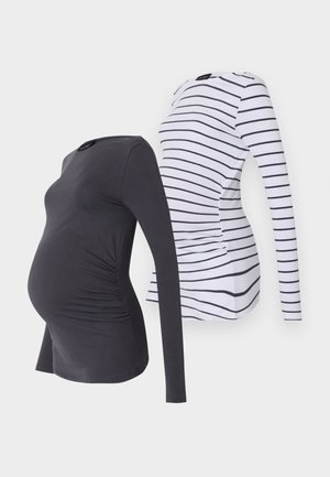 Dve dolge majice za nosečnice: ena enobarvna temno siva z nabranimi stranmi, druga bela z mornarsko modrimi vodoravnimi črtami. Mehka, elastična tkanina.