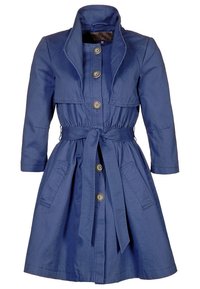 Granatowy trench z długimi rękawami, dużym kołnierzem, z przodu na guziki i paskiem w talii. Posiada dwie boczne kieszenie oraz teksturowany materiał.