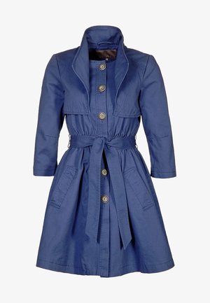 Mörkblå trenchcoat med långa ärmar, stor krage, knäppning fram och knytband i midjan. Har två sidofickor och en texturerad tyg.