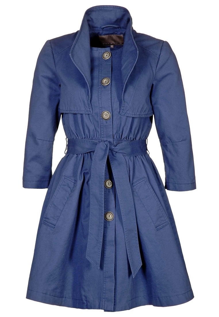 Granatowy trench z długimi rękawami, dużym kołnierzem, z przodu na guziki i paskiem w talii. Posiada dwie boczne kieszenie oraz teksturowany materiał.