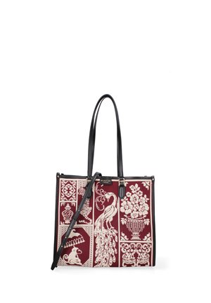 Tote taske med indviklede cremefarvede tapetmønstre på burgunder, der viser påfugl, blomsterbuket, hund og geometriske designs, med sorte håndtag og rem.