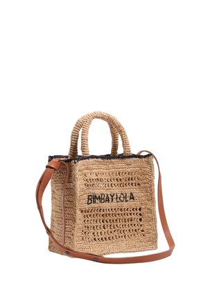 Bolso cuadrado de paja trenzada con asas cortas, correa marrón ajustable para el hombro y logo negro "BIMBA Y LOLA" en el frente.
