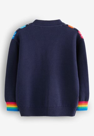 Pullover in maglina blu con polsini a righe arcobaleno, design testurizzato e spalla bloccata nei colori blu, rosso e arancione.