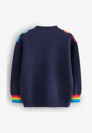 Marineblauer Strickpullover mit Regenbogenstreifen an den Bündchen, strukturiertem Design und einer farblich abgesetzten Schulter mit blauen, roten und orangefarbenen Akzenten.