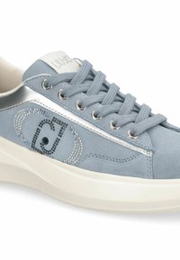 Baskets en daim bleu clair avec un accent argenté au talon, ornées de strass et une semelle extérieure blanche contrastante.