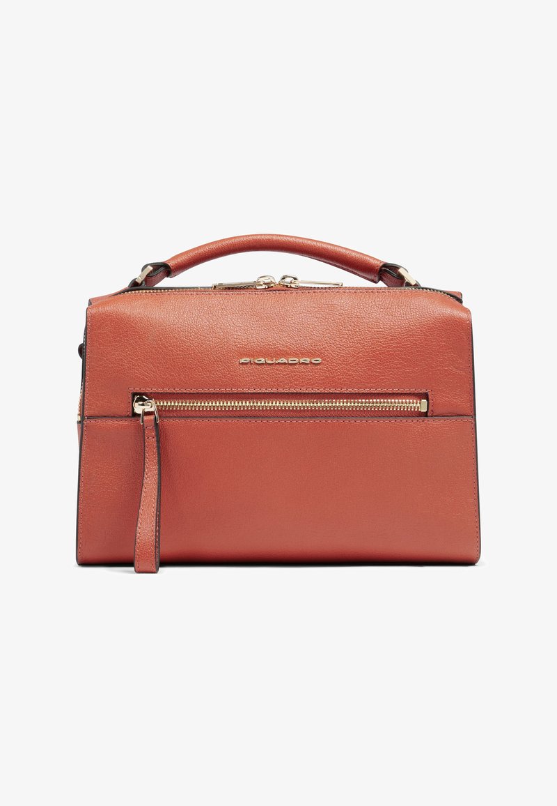 Bolso rectangular de cuero marrón con asa superior, bolsillo frontal con cremallera y detalles de cremalleras en tono dorado sobre un fondo blanco.