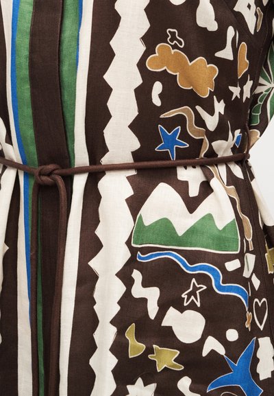 Καφέ ύφασμα με πολύχρωμα αφηρημένα σχήματα, πράσινα βουνά, γαλάζιο ποτάμι και δέσιμο καφέ κορδονιού στη ζώνη της μέσης.