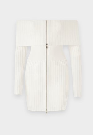Hvit rillede off-shoulder kjole med lange ermer, med glidelås foran og en tettsittende silhuett. Myk, stretchy stoff.