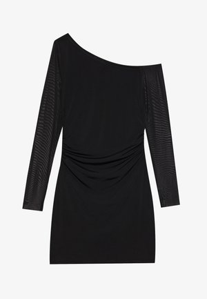 Vestido negro con un hombro al descubierto y una manga larga de malla transparente. Presenta una textura fruncida en el cuerpo, creando una silueta ajustada.