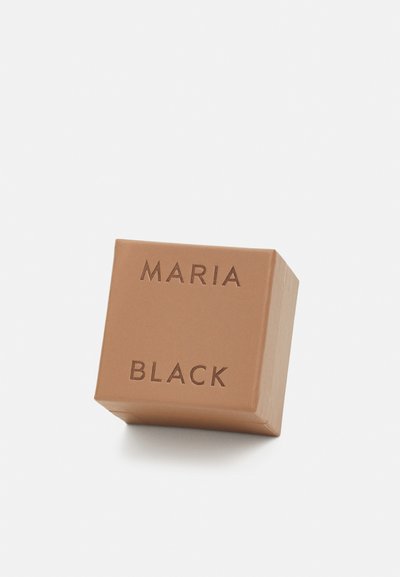 Smeđi kartonski kutija s mat površinom, s utisnutim tekstom "MARIA" i "BLACK" na prednjoj strani. Kvadratnog oblika, jednostavnog dizajna.