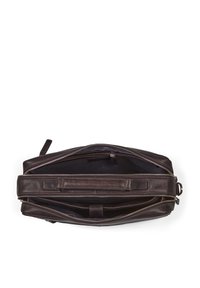 Braune Lederhandtasche mit mehreren Reißverschlussfächern, weicher Textur und zwei Tragegriffen. Das Innere ist schwarz und hat keine sichtbaren Taschen.