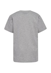 Grå t-shirt, korta ärmar, rund halsringning, tillverkad av mjuk bomullsblandning, har en enkel, strukturerad tyg utan grafik eller mönster.