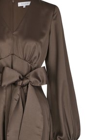 Braunes Satin-Wickelkleid mit langen Ärmeln, tiefem V-Ausschnitt, gerafften Details und einem breiten Taillengürtel, der eine glatte Textur zur Schau stellt.