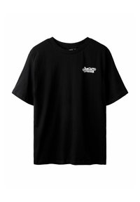 Svart kortärmad t-shirt i bomull, med en grafisk design i vitt på vänster bröstområde. Klassisk rundhalsdesign.