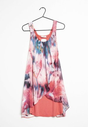 Vestido rosa sin mangas con patrón floral abstracto superpuesto, escote plisado y dobladillo asimétrico en capas, colgado en una percha negra sobre fondo blanco.