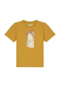 Mosterdgele katoenen T-shirt met een afbeelding van een paard met een rode stippenbandana. Korte mouwen, ronde hals, gladde textuur.