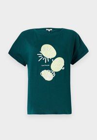Teal bomulls t-skjorte med grafikk av en sol og skjell i lys gul og hvit, med avslappet passform og rullede ermer.