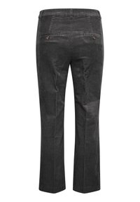 Pantalons en velours côtelé gris avec des rayures verticales, design à jambes droites, deux poches arrière avec des accents de boutons marron et surface texturée.