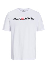 Camiseta blanca de algodón con cuello redondo, mangas cortas y un logo negro y rojo de "JACK & JONES" en el frontal.