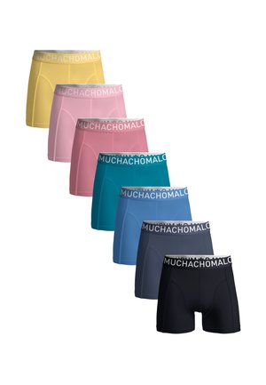 Sette paia di boxer aderenti nei colori giallo, rosa chiaro, rosa scuro, verde acqua, blu, grigio e nero, ognuno con la fascia in vita "MUCHACHOMALO".