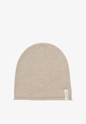 Gebreide beige muts met een afgeronde bovenkant en een omgeslagen rand. Heeft een klein merkembleem aan de zijkant. Zachte textuur, lichtgewicht materiaal.