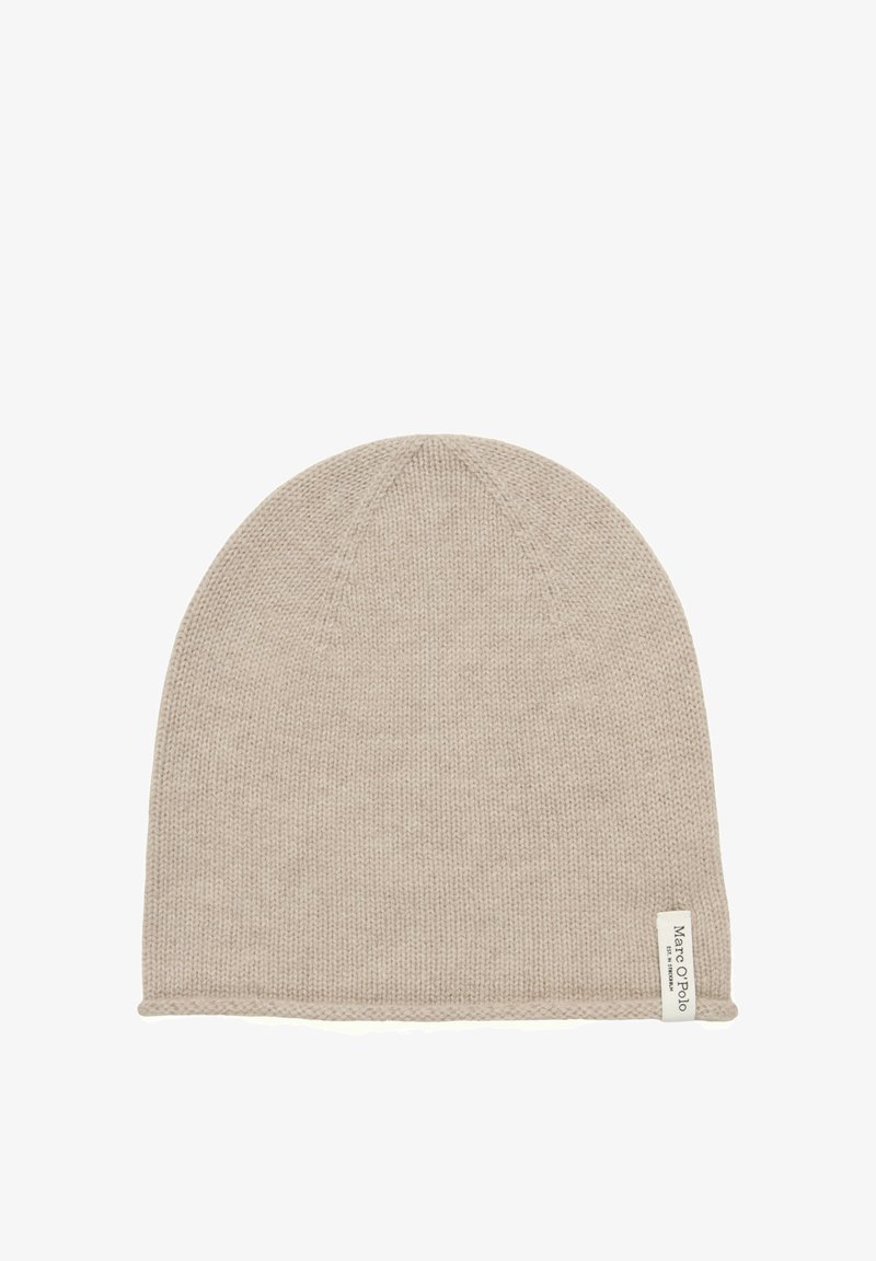 Gebreide beige muts met een afgeronde bovenkant en een omgeslagen rand. Heeft een klein merkembleem aan de zijkant. Zachte textuur, lichtgewicht materiaal.