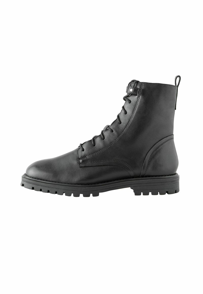 Boots de luptă din piele neagră, cu șireturi și tabă de tragere, prezentate în profil pe un fundal alb, cu talpă din cauciuc rezistentă.
