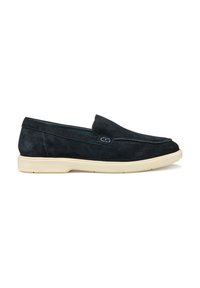 Scarpa slip-on scamosciata blu scuro con punta arrotondata, suola in gomma bianca a contrasto e dettagli di cucitura discreti lungo il vamp.