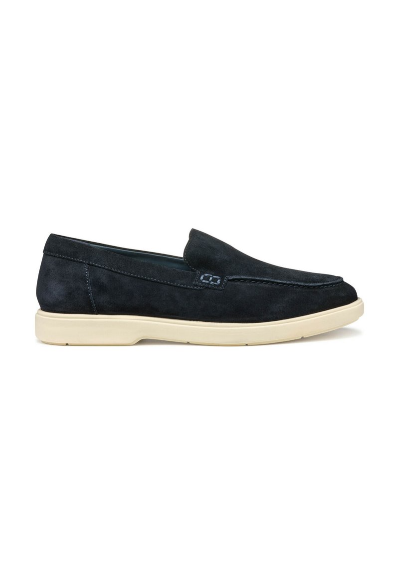 Scarpa slip-on scamosciata blu scuro con punta arrotondata, suola in gomma bianca a contrasto e dettagli di cucitura discreti lungo il vamp.
