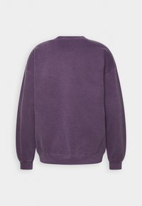 Lila sweatshirt, rundad hals, ribbade muddar och nederkant, borstad yta, enfärgad, oversized passform, ingen synlig märkning eller mönster.