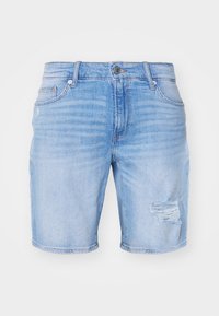 Shorts de mezclilla azul claro con un detalle desgastado en la pierna derecha, cintura regular, diseño de cinco bolsillos y dobladillos cosidos.