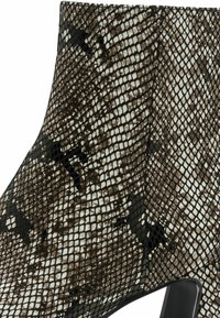 Ankle boot in textured synthetic material with a black and brown snake print pattern. Features a pointed toe and a curved silhouette.