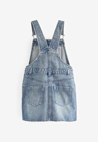 Vestido de tirantes en denim de color azul claro, con tirantes ajustables, dos bolsillos traseros y un acabado de tela ligeramente texturizado.