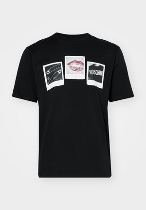 Sort bomulds t-shirt med tre grafiske tryk: sikkerhedsnåle, læber og ordet "MOSCHINO" i hvidt på en sort baggrund.
