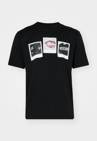 T-shirt en coton noir avec trois impressions graphiques : épingles de sûreté, lèvres et le mot "MOSCHINO" en blanc sur un fond noir.