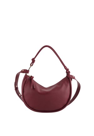 Sac à main en cuir bordeaux en forme de croissant avec deux poignées nouées et une fermeture éclair sur le dessus, sur fond blanc.