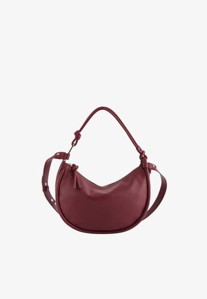 Bordeauxrode leren halve maanvormige handtas met dubbele knoophandvatten en een ritssluiting aan de bovenkant tegen een witte achtergrond.